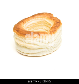 Abstract empty Puff Pastry vol au vent cas isolé sur blanc. Banque D'Images