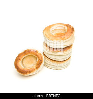 Abstract empty Puff Pastry vol au vent cas isolé sur blanc. Banque D'Images