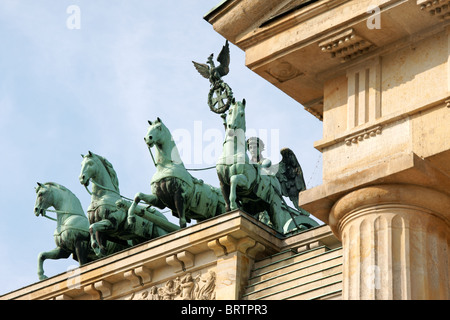 Détail de la porte de Brandebourg et le Quadriga statue en bronze. Banque D'Images