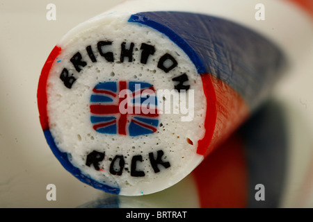 Un bâton de Brighton Rock avec un Union Jack flag qui la traverse. Photo par James Boardman Banque D'Images