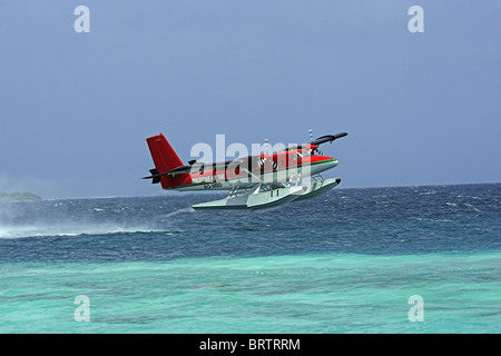De Havilland Canada DHC-6 Twin Otter hydravion air taxi maldivien, décollant d'une île dans les Maldives Banque D'Images