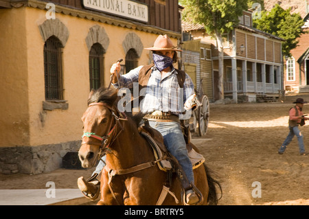 Cowboy riding horse retour à Sioux City une attraction touristique de l'ouest dans la région de Gran Canaria Banque D'Images