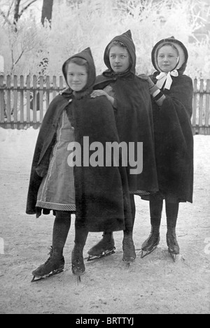 Trois jeunes filles portant des patins à glace, image historique, ca. 1915 Banque D'Images