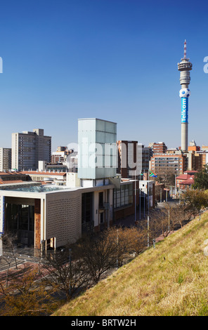 Avis de la Cour constitutionnelle d'Old Fort à Telkom Tower en arrière-plan, Constitution Hill, Johannesburg, Gauteng, Afrique du Sud Banque D'Images