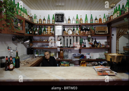 Vieille Femme derrière le comptoir d'un petit bar à Alpedrinha, Portugal Banque D'Images