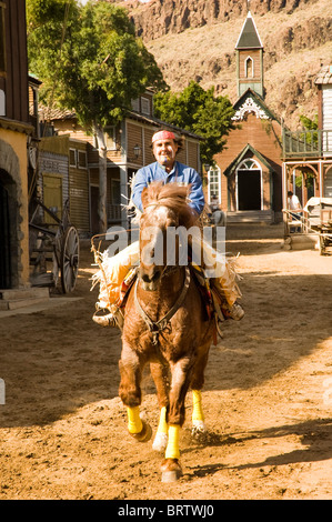 Équitation cheval indien Sioux City en une attraction touristique de l'ouest dans la région de Gran Canaria Banque D'Images