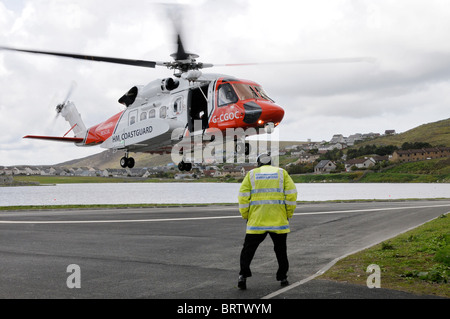 Oscar Charlie de sauvetage par hélicoptère à l'atterrissage à Clickimin Shetland site landing Banque D'Images