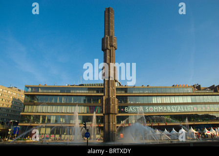 Le Kristall fontaine et Kulturhuset Sergels torg à Stockholm Suède Europe centrale Banque D'Images