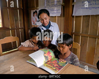 Cambodge Katot, village habité par les Prov groupe tribal, Stung Treng district. Bâtiment de la bibliothèque et de l'alphabétisation Banque D'Images