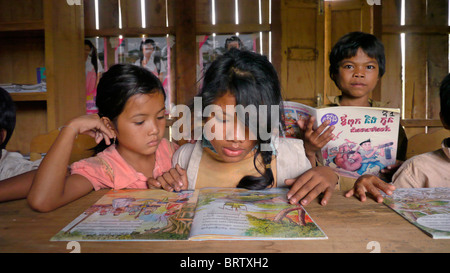 Cambodge Katot, village habité par les Prov groupe tribal, Stung Treng district. Bâtiment de la bibliothèque et de l'alphabétisation Banque D'Images