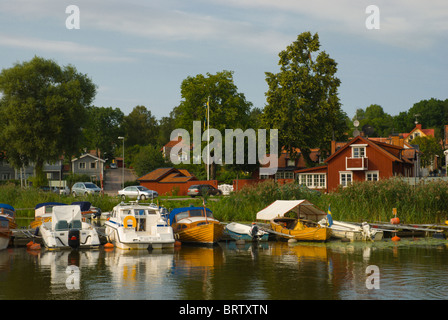 Bateaux dans la plus ancienne ville de Sigtuna en Suède dans une plus grande région de Stockholm Banque D'Images