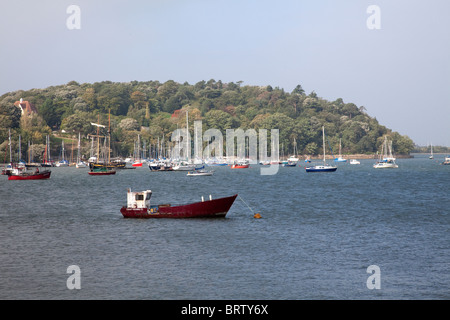 Vue de la rivière Conwy Conway estuaire dans le Nord du Pays de Galles avec bateaux et yachts amarrés sur le quai. Banque D'Images