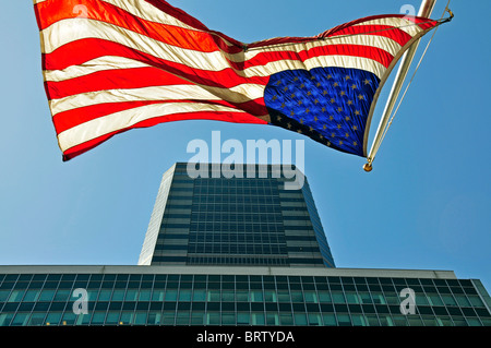 Bâtiment de bureaux et US flag sur Park Avenue, Manhattan, New York City, USA Banque D'Images