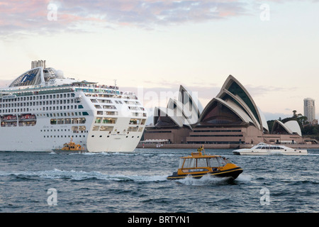 Grand navire de croisière en passant par l'Opéra de Sydney, NSW, Australie Banque D'Images