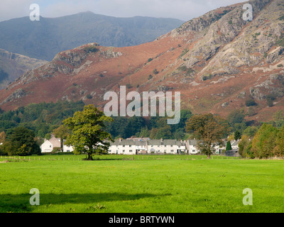 Le village de Coniston avec une toile de fond de l'ancien homme de Coniston Mountain dans le Parc National de Lake District Banque D'Images