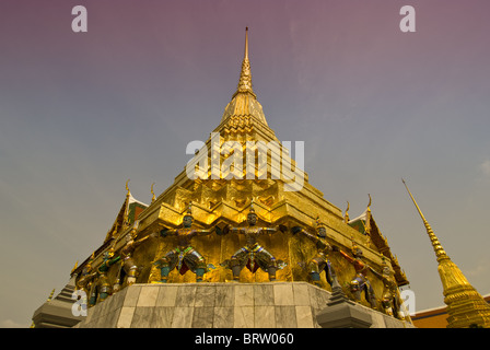 Démons multicolores Chedi garde au Grand Palace, Bangkok, Thaïlande Banque D'Images