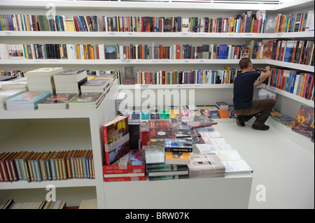 L'homme à la recherche de livres en librairie Banque D'Images