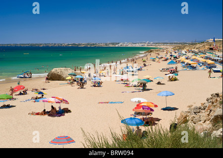 Le Portugal, l'Algarve, Praia da Galé beach près de Albufeira en été Banque D'Images