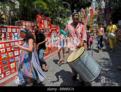 Les gens jouent sur instruments Escadaria Selarón l'ensemble des fameux escaliers par l'artiste Jorge Selarón Banque D'Images