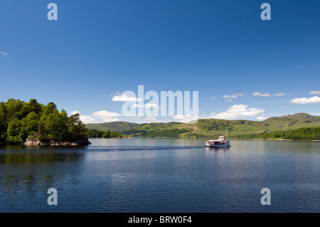 Loch Katrine et navire de plaisance qui fait partie du parc national du Loch Lomond et des Trossachs, l'Ecosse le beau jour d'été Banque D'Images