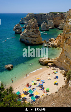 Le Portugal, l'Algarve, Armacao de Pera, Praia da Marinha en été Banque D'Images