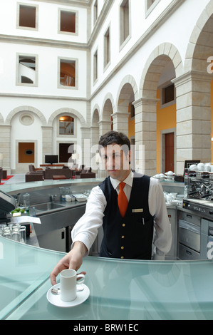 Un barman sert un café espresso Banque D'Images