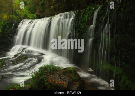 Sgwd Fias Oisans gwyn Cascades. Vallée de Neath, Sud du Pays de Galles, Royaume-Uni Banque D'Images