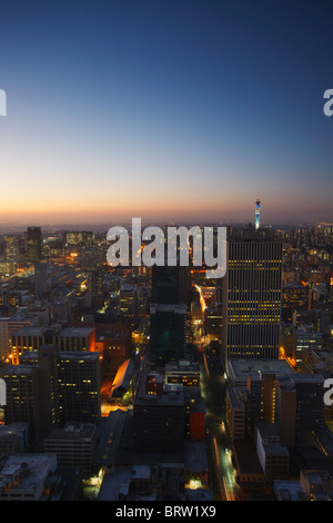 Vue sur le centre-ville de Johannesburg au coucher du soleil, Gauteng, Afrique du Sud Banque D'Images