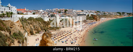 Le Portugal, Albufeira, la ville et la plage en été Banque D'Images