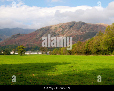 Le village de Coniston avec une toile de fond de l'ancien homme de Coniston Mountain dans le Parc National de Lake District Banque D'Images