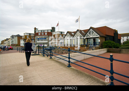 Un chiffon humide et venteux jour Promenade Hythe Kent England Banque D'Images