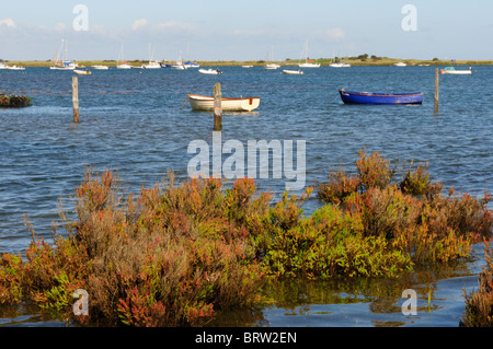 Bateaux amarrés à Brancaster Staithe Norrth sur la côte de Norfolk au cours d'une marée haute Banque D'Images