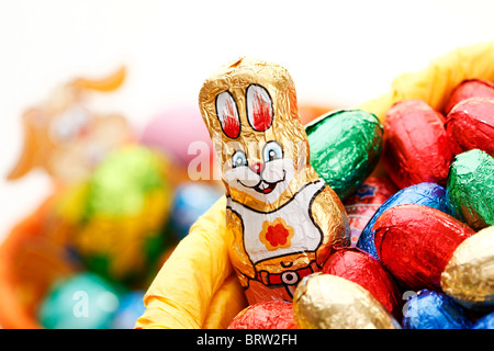 Les oeufs de Pâques en chocolat couleur chocolat et lapin de Pâques Banque D'Images