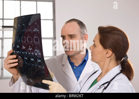 Deux médecins à la recherche d'un x-ray Banque D'Images
