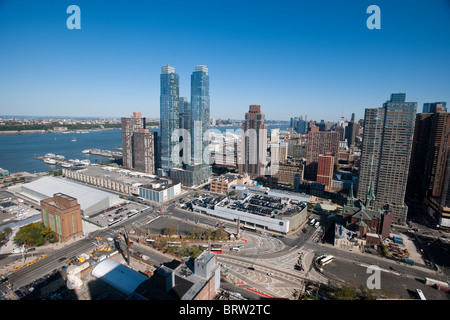 Bateau d'immeubles de grande hauteur et d'autres dans l'ouest de Midtown Manhattan à New York Banque D'Images