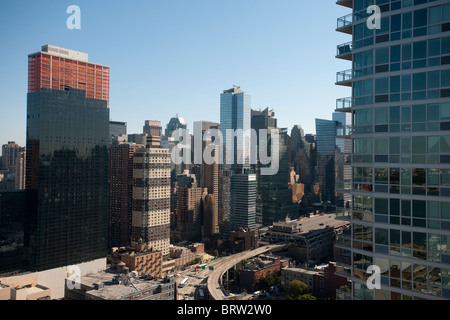 Bateau d'immeubles de grande hauteur et d'autres dans l'ouest de Midtown Manhattan à New York Banque D'Images