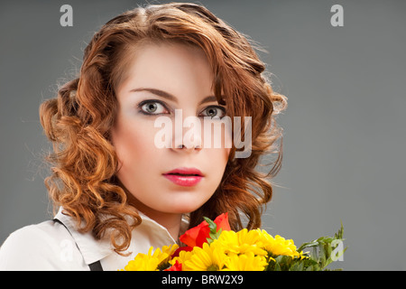 Femme élégante avec un bouquet de fleurs Banque D'Images