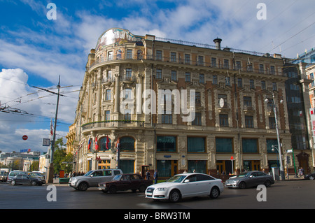 La circulation en face de l'Hotel National le long de la rue Tverskaya, Moscou Russie Europe centrale Banque D'Images