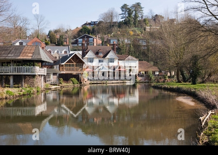 Le pub Weyside au bord de la rivière se reflète dans la rivière Wey sur Godalming navigation. Guildford Surrey Angleterre Royaume-Uni Grande-Bretagne Banque D'Images