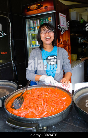 London Camden Lock Market ville belle jolie Asian teenage girl smiling lunettes en riant sur les Indiens halal food t shirt n'Flip Out Banque D'Images