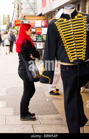Marché de Camden Town , belle jeune adolescente avec de longs cheveux rouge vif, vêtus de noir pour boutiques derniers équipements Banque D'Images
