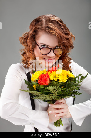 Femme élégante avec un bouquet de fleurs Banque D'Images