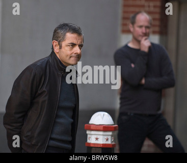 Rowan Atkinson à la pensive et réfléchie sur l'ensemble de Johnny English, le retour 2, rue des pèlerins, EC4, Londres, Royaume-Uni. Banque D'Images