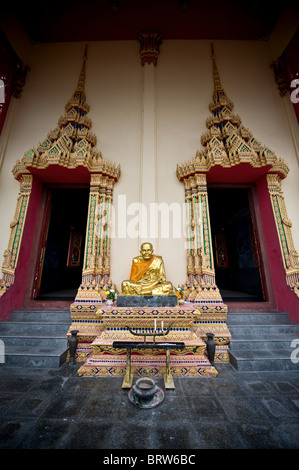 Une statue d'or d'un moine bouddhiste. Banque D'Images