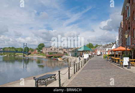 Le quai au bord du fleuve Exe à Exeter, Cricklepit avec le pont sur la rivière Exe sur la gauche Banque D'Images