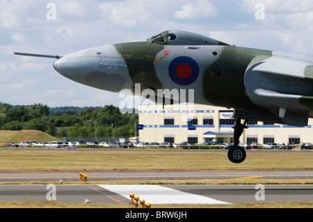 Avro Vulcan B2 XH558 dans le camouflage de la RAF à l'atterrissage à Farnborough Banque D'Images