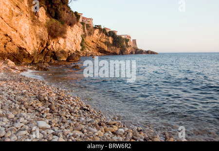 Le coût de la mer Adriatique, avec rock littoral et des pierres sur la plage Banque D'Images