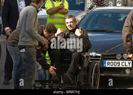 Rowan Atkinson, prépare pour l'action tondeuse fauteuil roulant motorisé sur Johnny English, le retour 2 Nouveau Pont Street EC4 London UK Banque D'Images