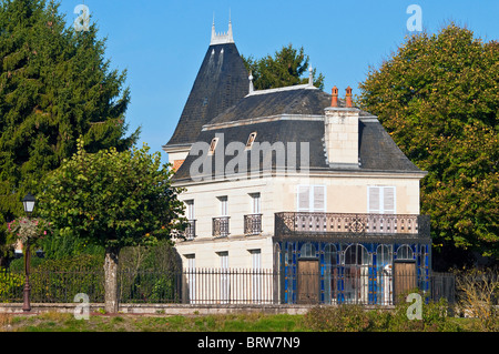 Riverside maison avec véranda et balcon avant vitré - sud-Touraine, France. Banque D'Images