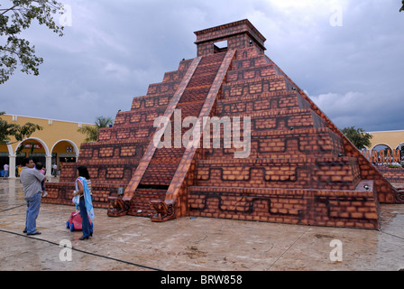 Xmatkuil, Yucatan - Mexique - Le 12 novembre : une famille se distingue par une réplique de la pyramide de Chichen Itza au juste Xmatkuil Banque D'Images